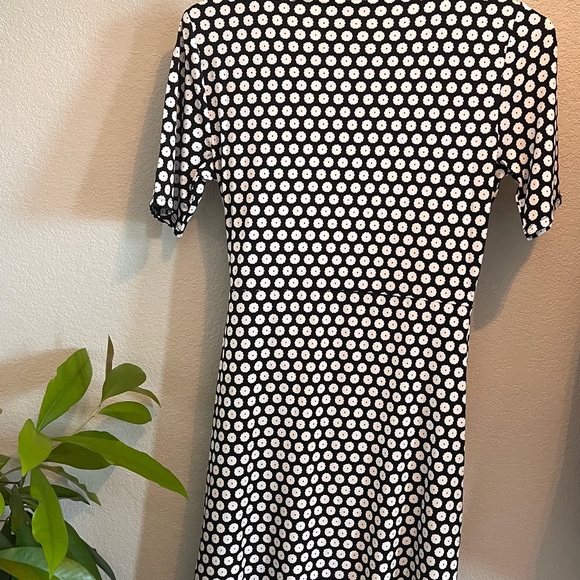 Ann Taylor black dress with a white floral pattern - Picture 2 of 5